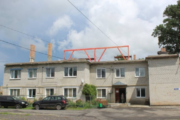 В поселке Комаричи начался ремонт многоквартирного дома