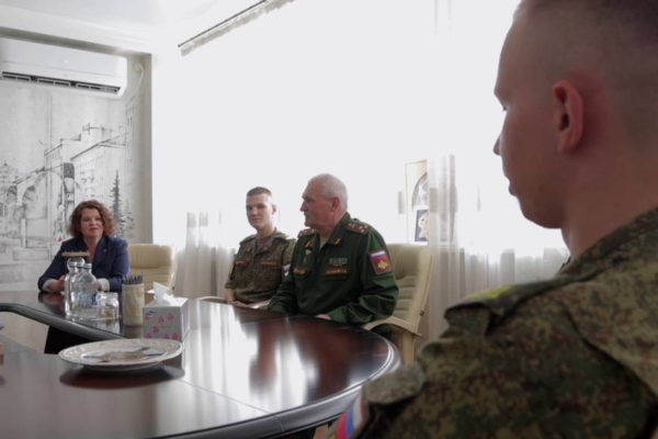 Глава Брянска вручила курсантам памятные медали «Брянск — город воинской славы»