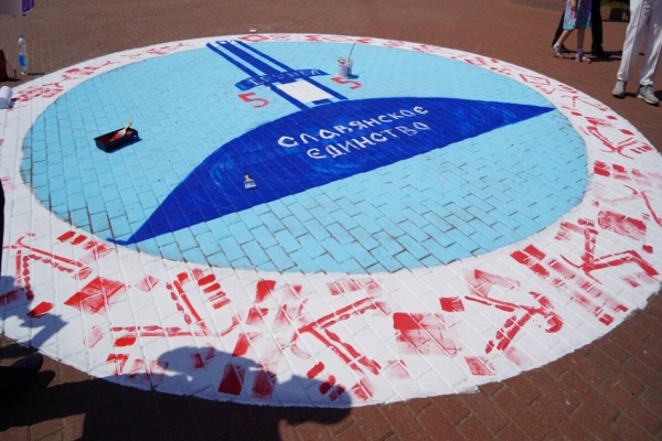 В Брянске на Набережной молодые художники России и Беларуси изобразили Монумент Дружбы