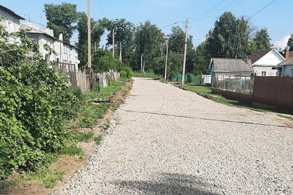 В поселке Комаричи на улице Победы  приступили к ремонту дороги