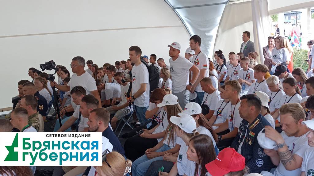 Главы Брянской и Гомельской областей пообщались с молодежью лагеря «Дружба»