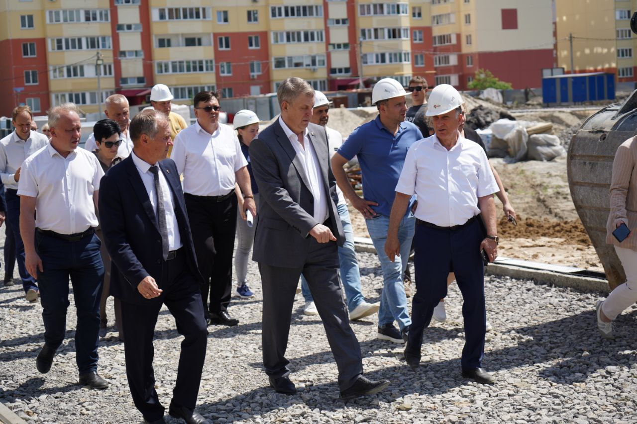 Губернатор Брянской области Александр Богомаз проконтролировал ход строительства социально значимых объектов Брянска