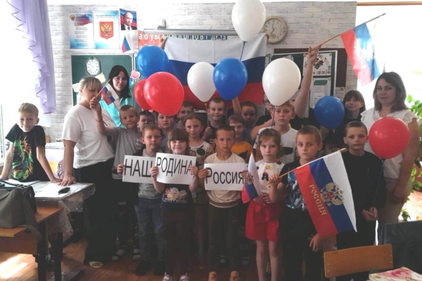 Библиотекари Комаричской детской библиотеки провели для детей пришкольного лагеря Комаричской СОШ №2 исторический час «Сильнее всех имен Россия»