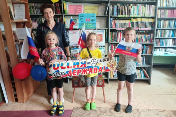 В Тростенчикской сельской библиотеке для юных читателей прошел познавательный час «Символы России – история страны»