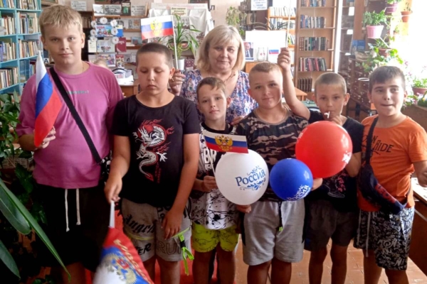 В Лопандинской сельской библиотеке для ребят Лопандинской СОШ Комаричского района прошел познавательный час «Выше флаг держи Россия – ты должна быть самой сильной!