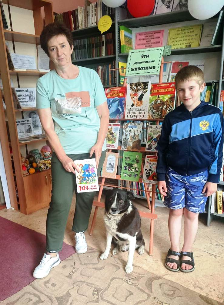 В Тростенчикской сельской библиотеке для юных читателей оформлена красочная книжная выставка «Эти удивительные животные»