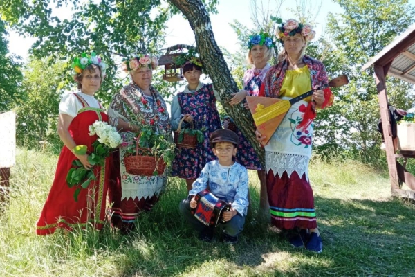 Работники культуры Игрицкого поселения провели фольклорный праздник «Берёза − Троицы краса»