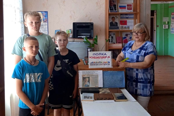 В Лопандинской сельской библиотеке оформлена книжно-иллюстрированная мини-выставка «Василь Быков – мастер военной прозы»