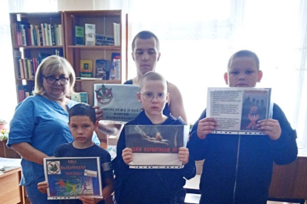 В Лопандинской сельской библиотеке для подрастающего поколения прошёл антинаркотический час «Скажи «НЕТ!» вредным привычкам»