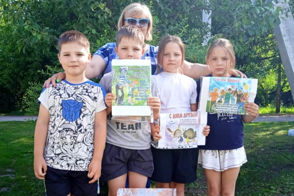 В рамках празднования Международного дня друзей в поселке Лопандино Комаричского района прошла встреча друзей «На Литературной полянке»