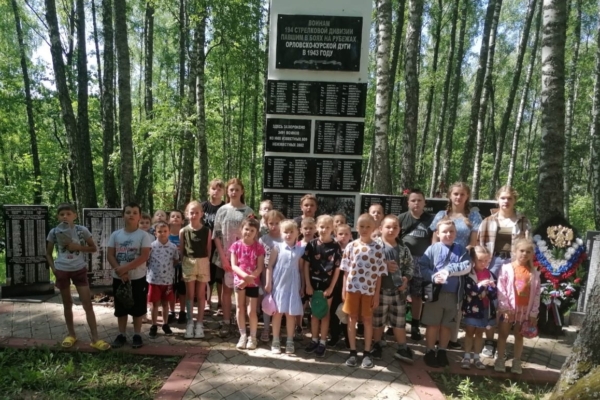 Ребята пришкольного лагеря «Дружба»Комаричской СОШ №1 побывали на воинском мемориале п.Соколовский