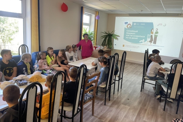 Сотрудниками  ГБУ КЦСОН Комаричского района в рамках всероссийской просветительной эстафеты «Мои финансы» провели беседа на тему: «Семейный бюджет. Как не ссориться из-за денег»