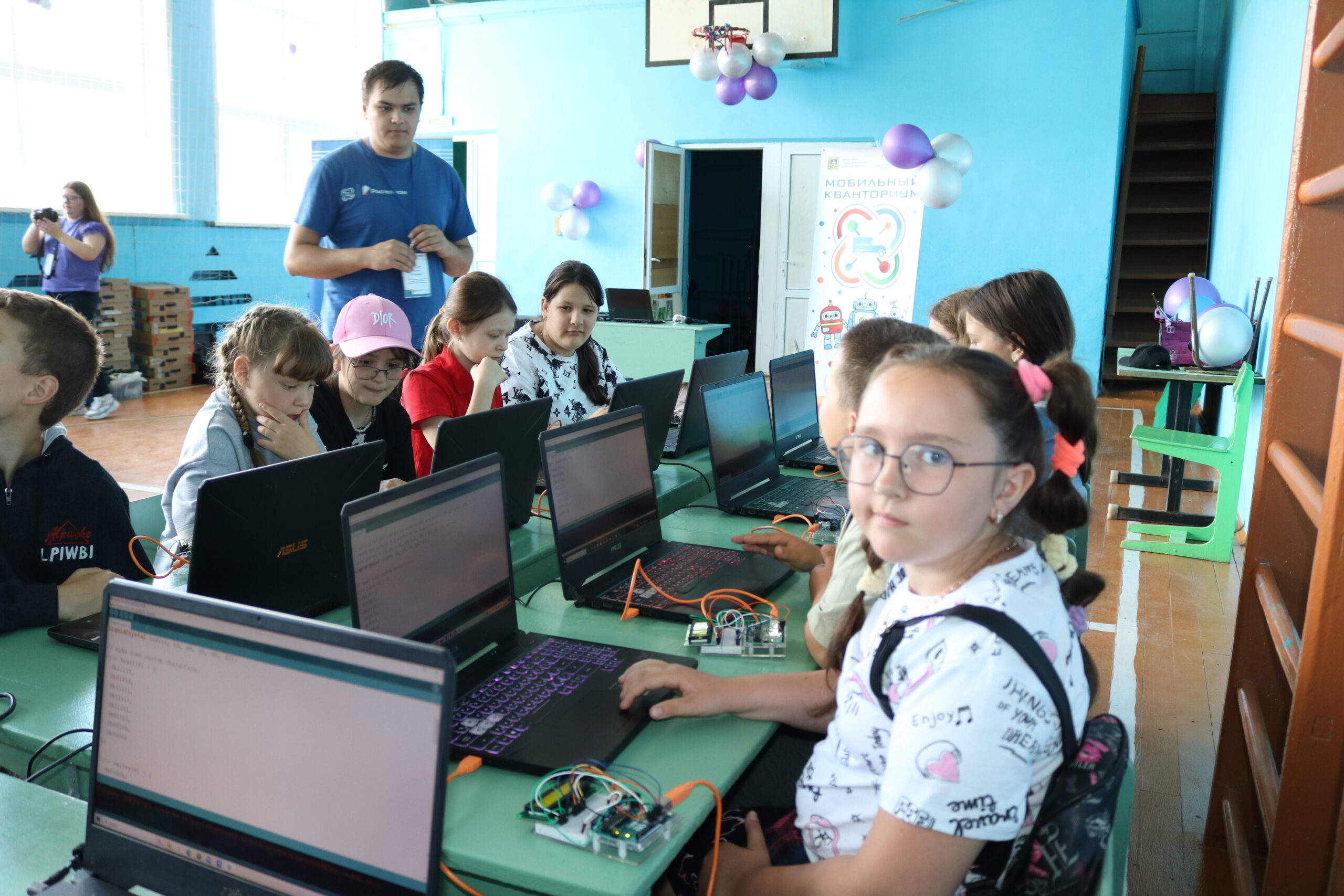 Брянский мобильный технопарк  «Кванториум» доставил комаричским школьникам  из Бочаровской школы много радостных и полезных минут