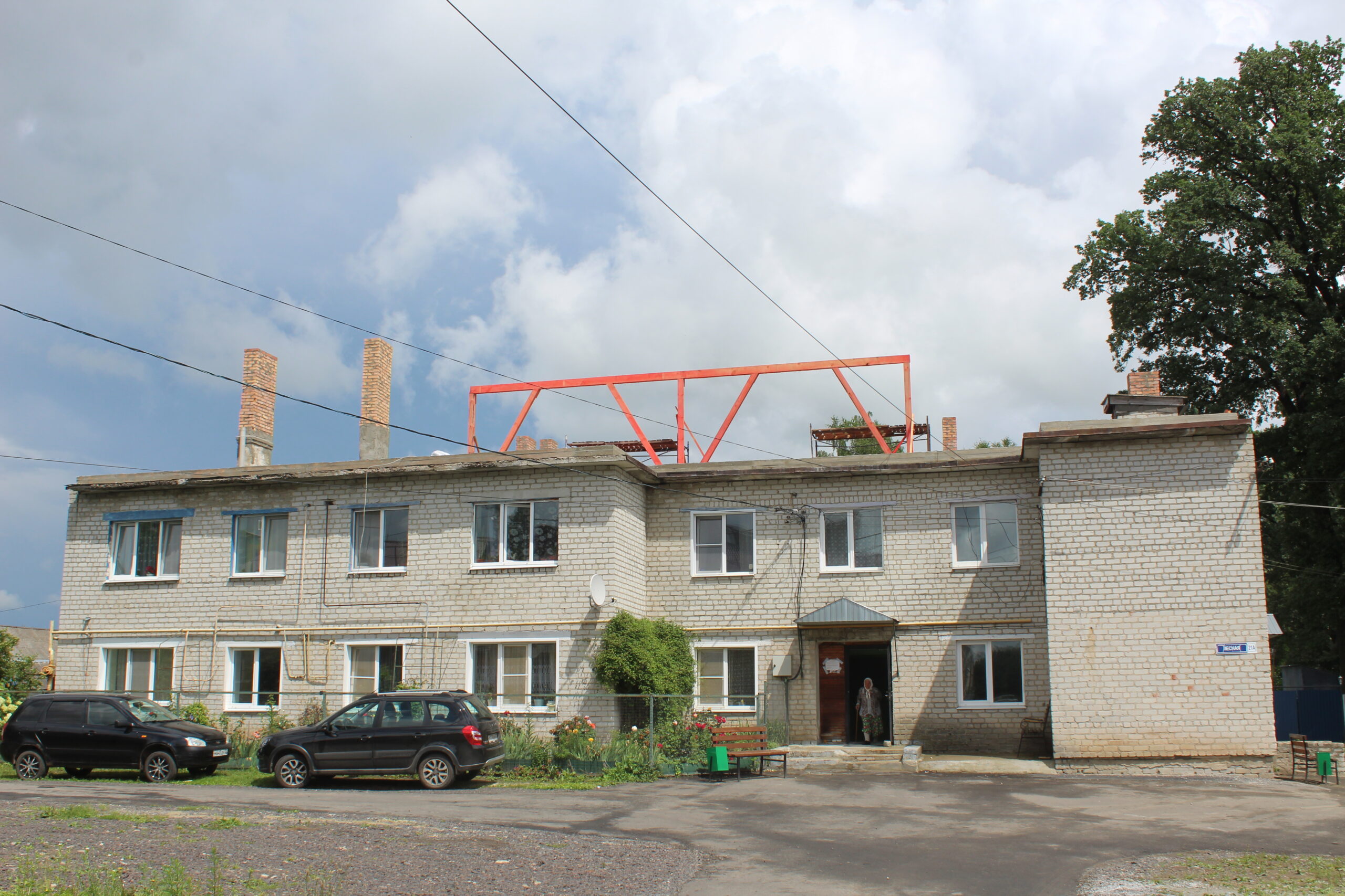 В поселке Комаричи на улице Лесной начался ремонт многоквартирного дома