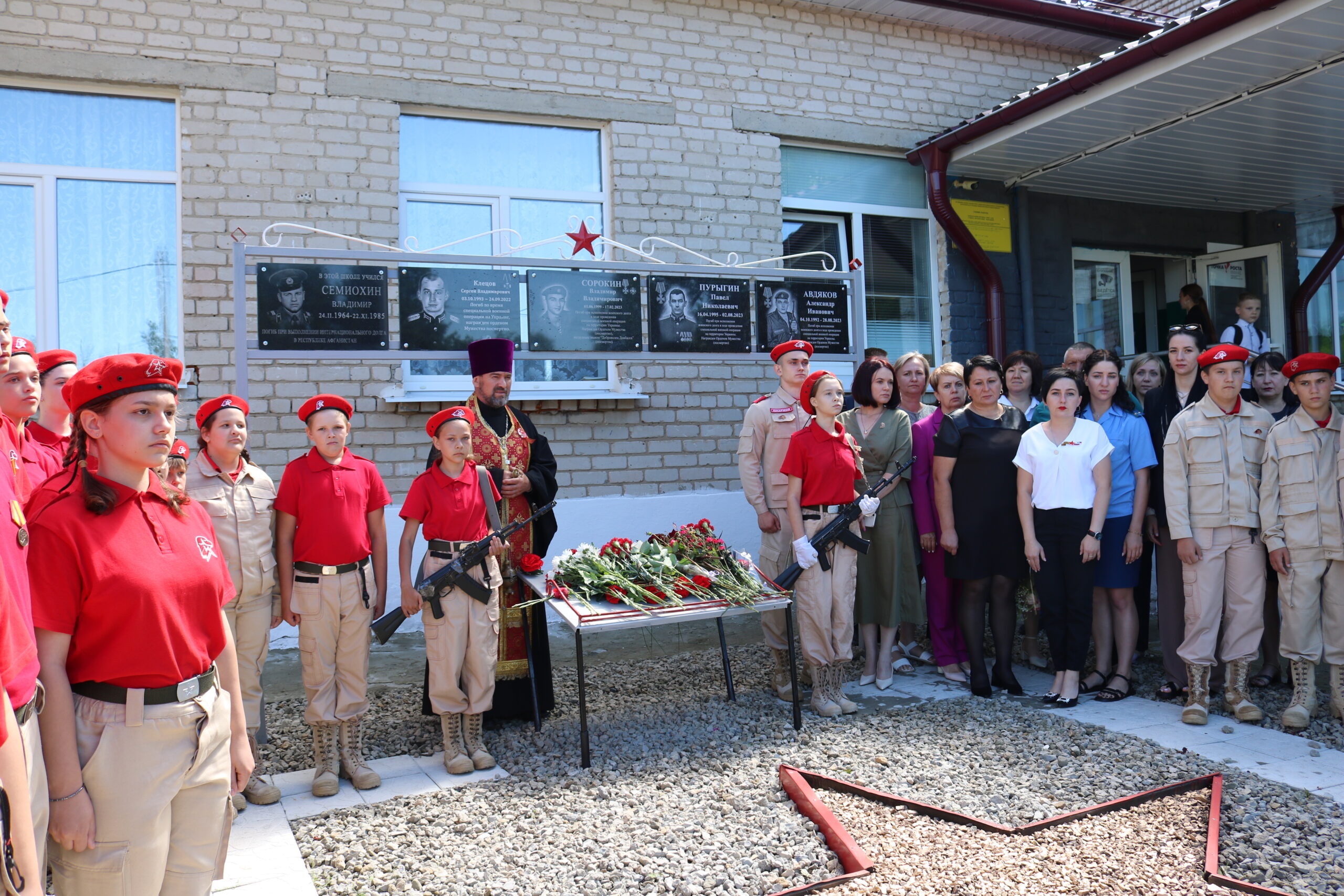 В Бочаровской школе состоялось торжественная церемония открытия мемориальных досок памяти земляков