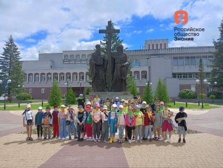 От палеолита до партизанских троп: участники «Лиги Экскурсоводов» проводят просветительские экскурсии для брянских школьников и студентов