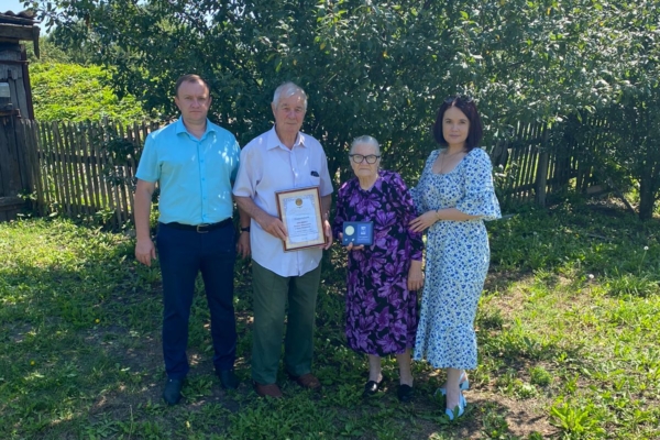 В Комаричском районном доме культуры состоялось чествование семей