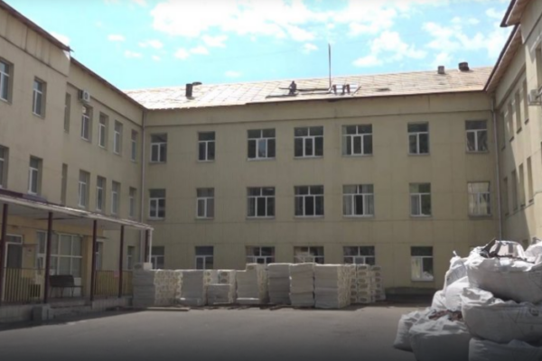 В терапевтическом корпусе брянской горбольницы №2 идёт ремонт крыши