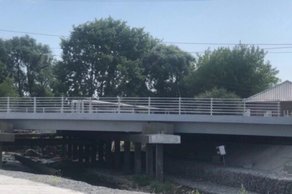 В Клинцах продолжается капремонт моста через реку Московка