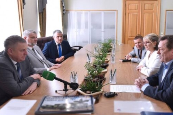 Губернатор Брянщины провел встречу с гендиректором Российской телевизионной и радиовещательной сети