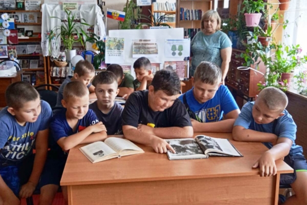 В Лопандинской сельской библиотеке прошел на урок мужества «Фронт за линией огня»