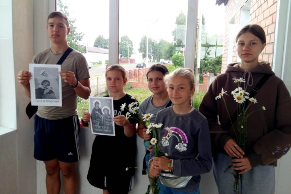 Комаричская детская библиотека провела познавательную литературную игру «Ромашек белый хоровод»