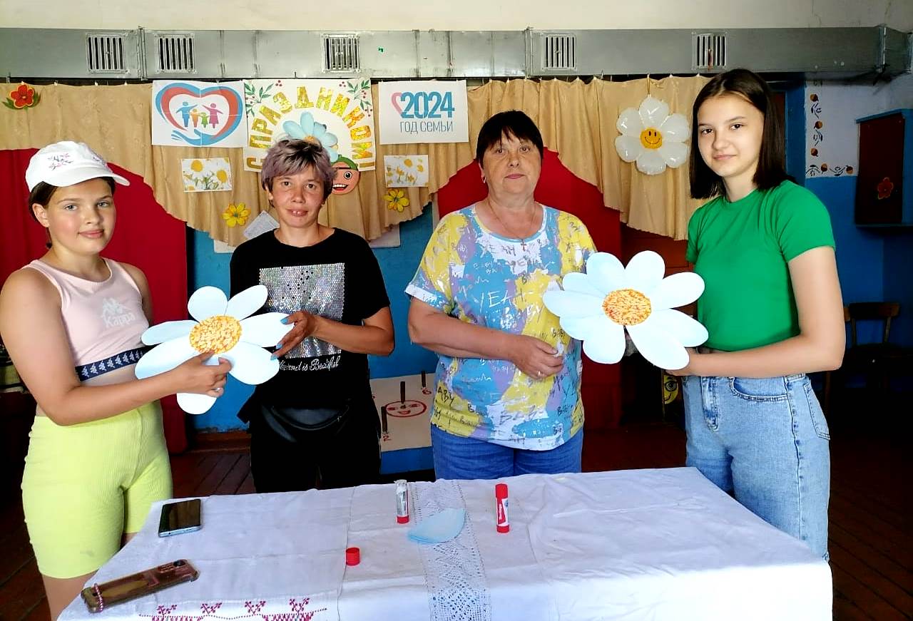 Кокинская сельская библиотека совместно с сельским клубом провели познавательный час «Дарите ромашки любимым!»