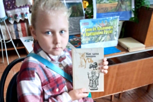 В Лопандинской библиотеке прошел литературный час «И час настал, Крестилась Русь»