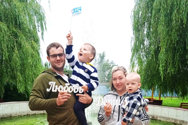 Библиотекари Комаричской центральной библиотеки провели уличную акцию «Семья – территория счастья»