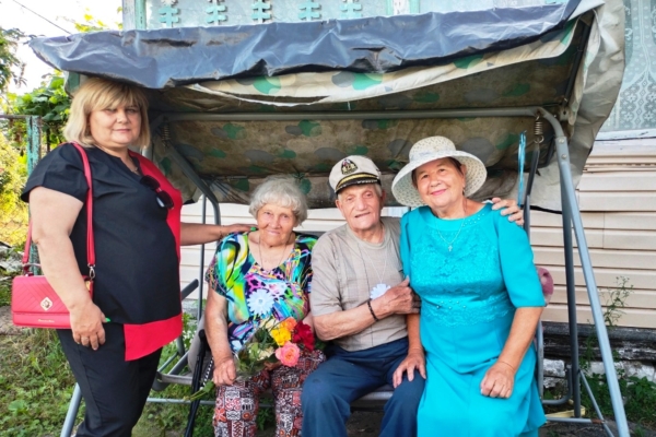 В п. Лопандино Комаричского района прошла поздравительная акция «Подари ромашку на счастье»