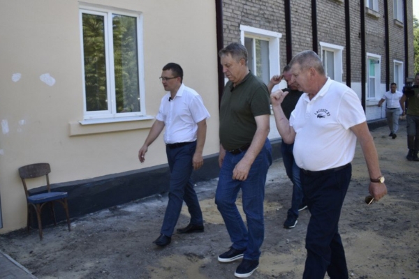 Брянские специалисты обустраивают пищеблок в брянковском учебно-воспитательном комплексе №17