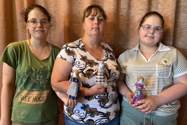 В Бобриковском сельском клубе провели мастер-класс по изготовлению народной куклы «Столбушки»