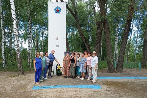 Cотрудники Комаричского краеведческого музея совместно со слушателями Университета третьего возраста побывали на могиле Алексея Исаевича Сидоренко