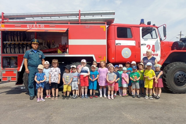 Воспитанникам Комаричского детского сада № 2 рассказали о профессии спасателя и познакомили со спасательным снаряжением пожарных