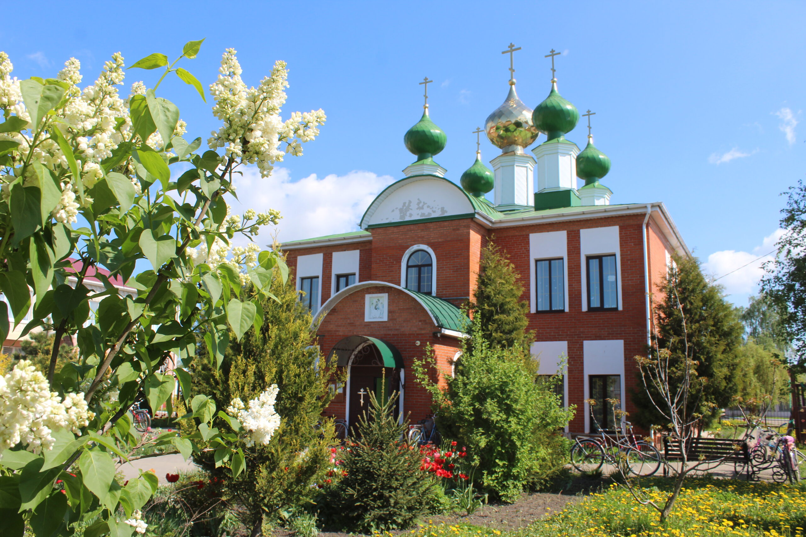 В храме Живоначальной Троицы в центре поселка Комаричи приступили к росписи в церкви