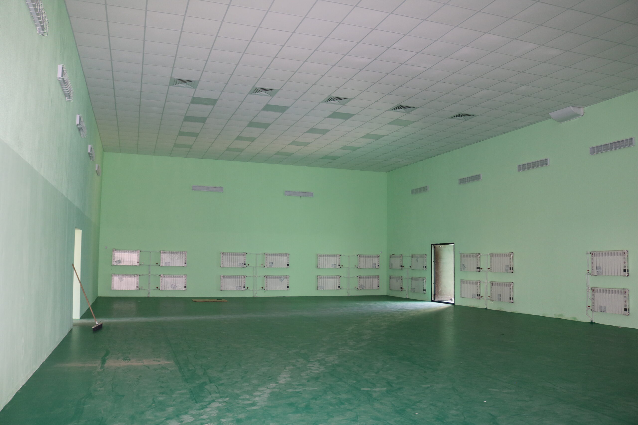 В Комаричах близится к завершению капремонт спортивного Зала единоборств