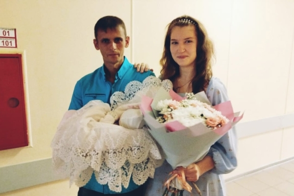 У супругов Марии и Евгения Прудковских из Комаричи родилась дочь