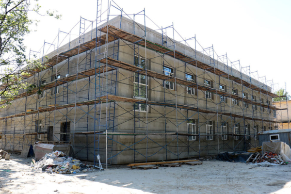 В Брянске в пристройке к ДШИ №10 ведутся отделочные работы