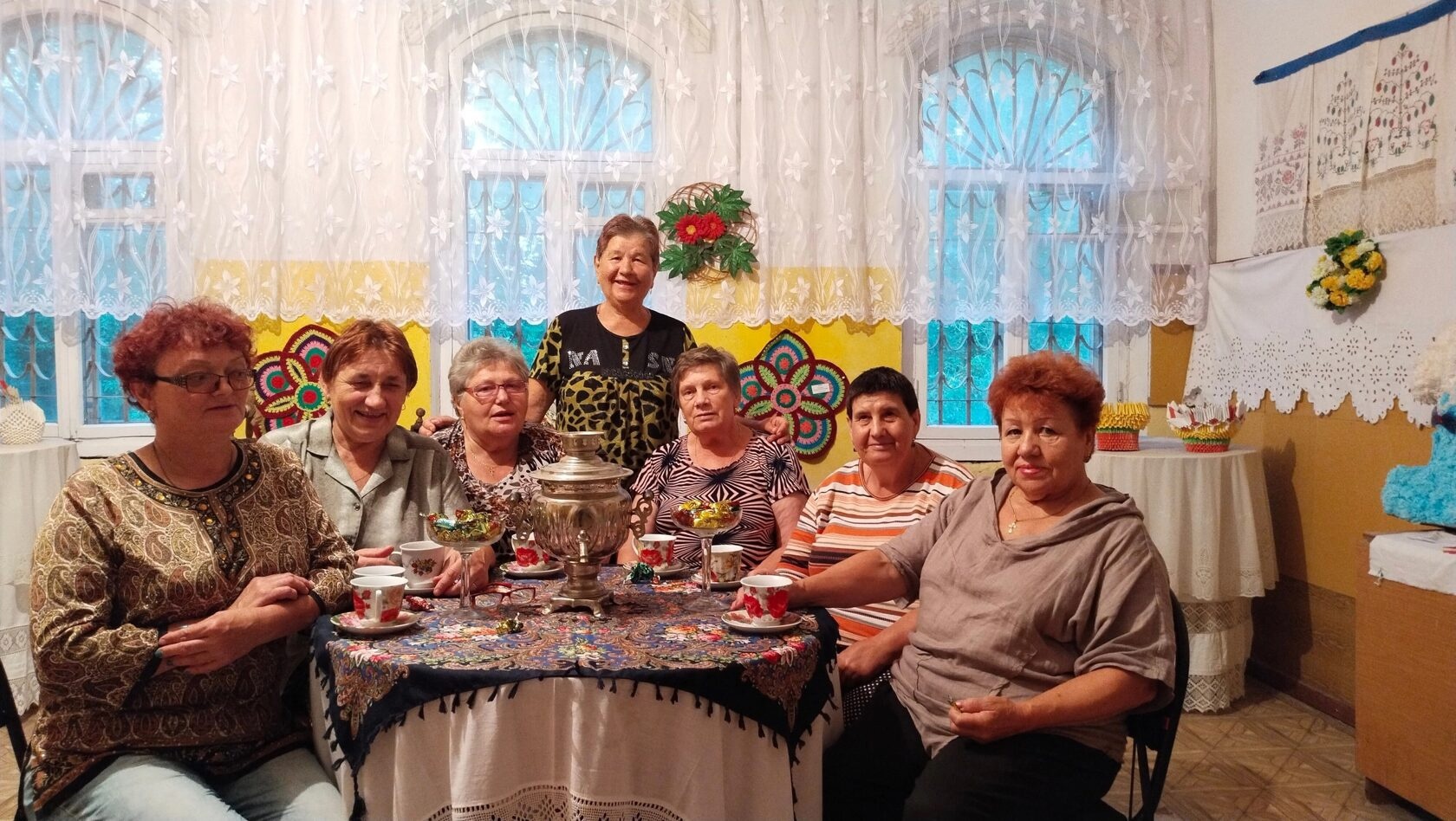 Заведующая Лопандинским СДК Комаричского района организовала в доме культуры для пенсионеров встречу у самовара