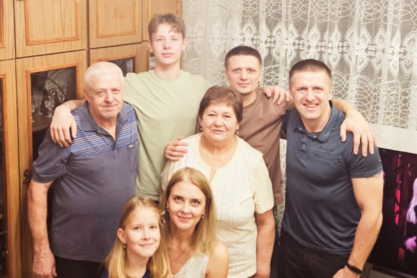 Здесь моя семья, и через много лет я вижу дома своего свет, я сердцем чувствую свой храм…