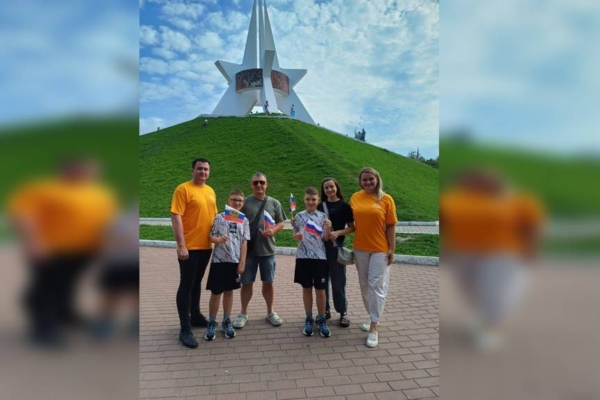 В Брянске на Кургане Бессмертия прошла акция «Один флаг – одна страна!»