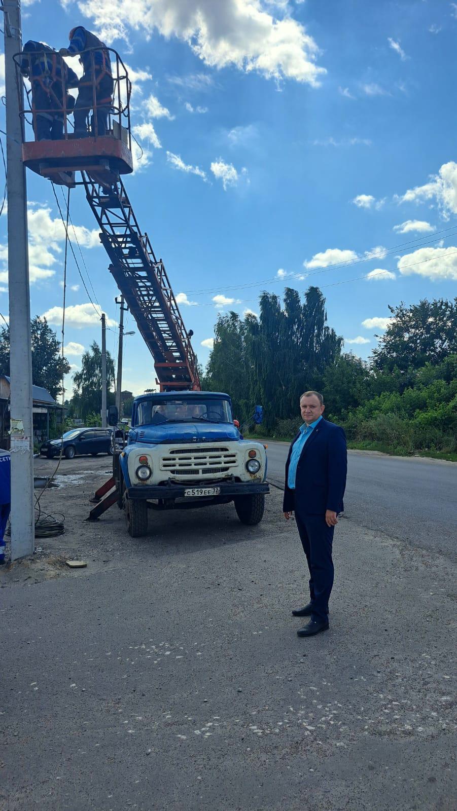 В поселке Комаричи установлено освещение на неосвещенном прежде участке дороги по улице Комсомольской.