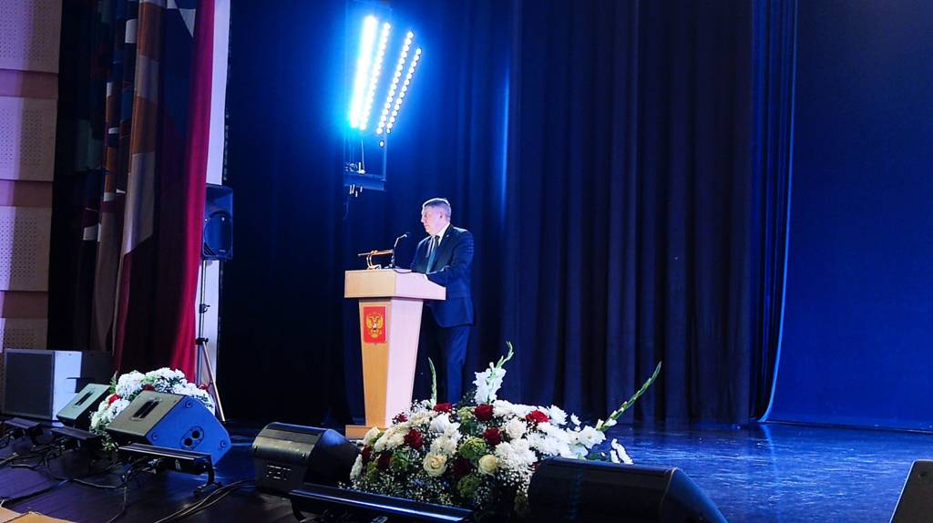 В Брянске Губернаторском Дворце детского и юношеского творчества им. Ю.А. Гагарина торжественно поздравили строителей с профессиональным праздником