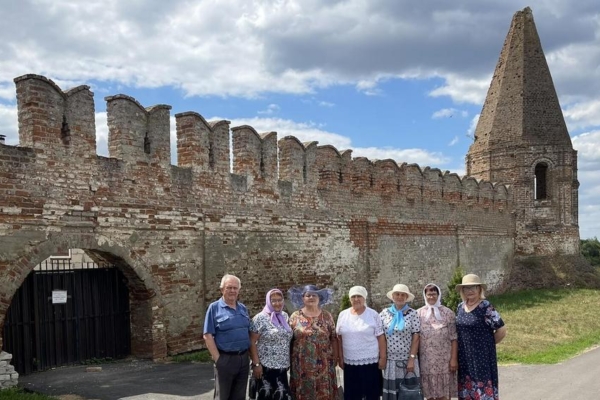 Пожилые жители Комаричского района посетили монастырь в Севске