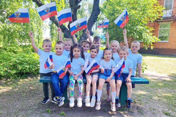 Комаричане отмечают День государственного флага Российской Федерации