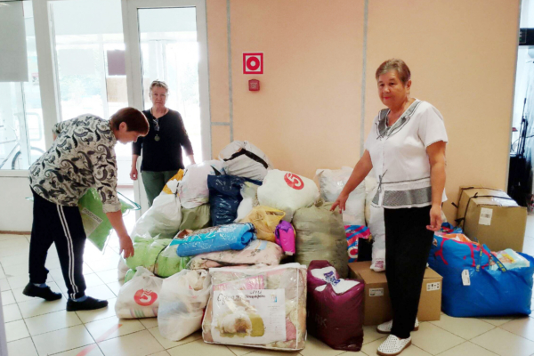 Коллективы Комаричского районного дома культуры и структурных подразделений приняли участие в оказании помощи соседям-курянам