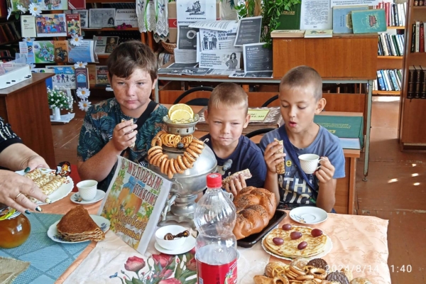 Библиотекарь Лопандинской  библиотеки   провела  час духовности «Медовый Спас собрал сегодня нас»