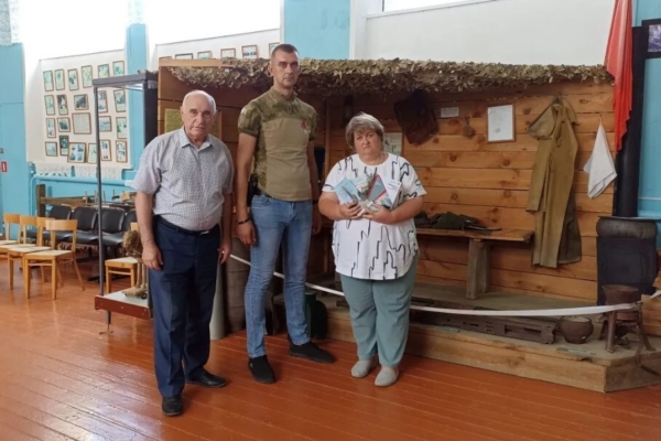 Комаричский краеведческий музей посетил сын легендарного командира партизанского отряда Дмитрия Дмитриевича Беспарточного