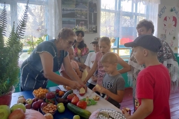 Культработники Усожского сельского клуба провели для детей информационно-просветительную программу «Три Спаса августа»