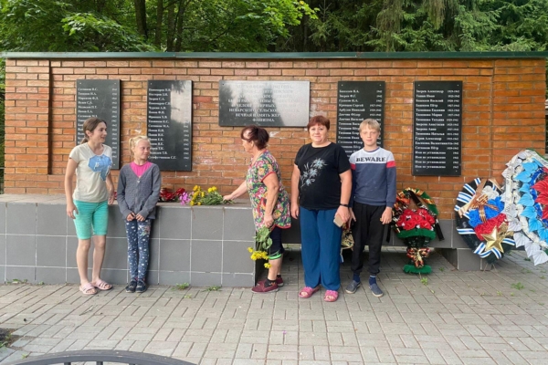 Учреждения культуры Комаричского района провели акцию «Цветы памяти»